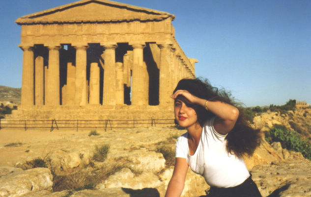 Autorretrato en el Valle de los Templos de Sicilia / Self portrait in the Valley of the Temples in S Retrato Color (Química)