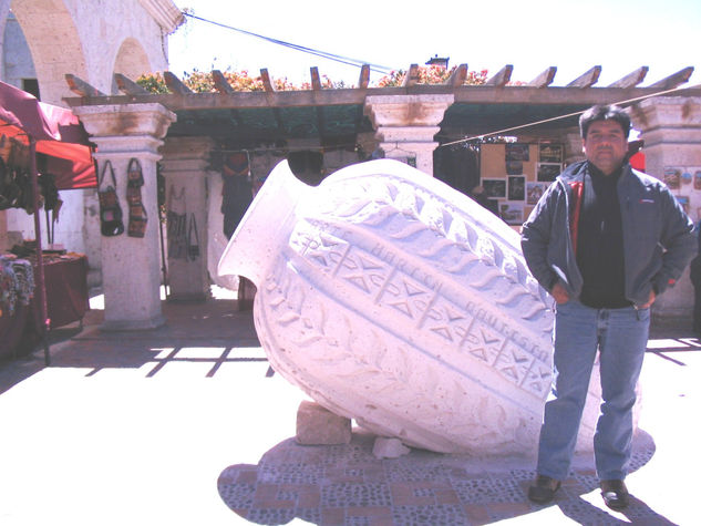 yo, al lado de escultura  de artistas arequipeños Pottery Figurative