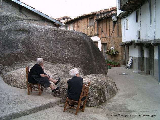 Dos Mujeres Sentadas, Roca y Calle.