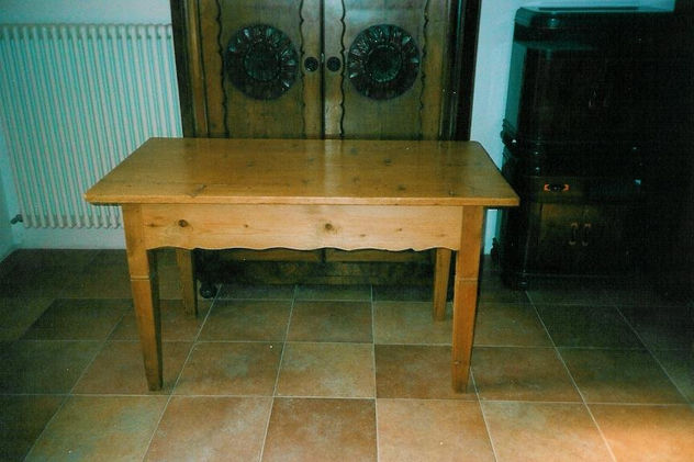 Mesa antigua tradicionale, restaurada. Tavolo gambe quadre affusolate, vecchio restaurato.