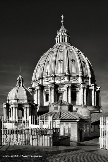 CÚPULA DE SAN PEDRO Architecture and Interiorism Black and White (Digital)