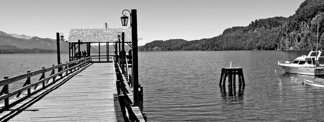 Mirando la costa del lago Viajes Blanco y Negro (Digital)