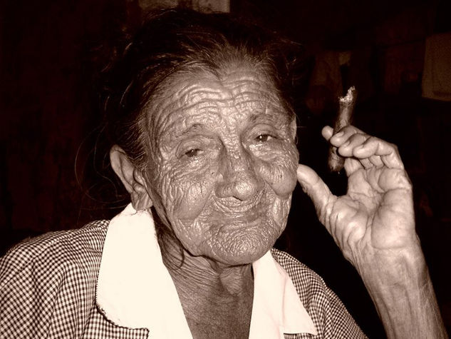 "Alejandrina fuma su tabaco" Portrait Color (Digital)