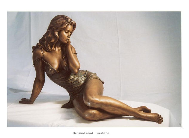 Sensualidad vestida. Bronce Figurativa