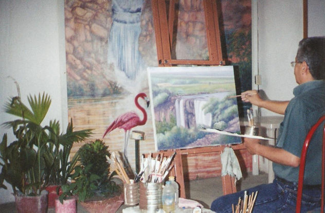 EL MAESTRO PINTANDO UN PAISAJE DEL ORIENTE VENEZOLANO.
