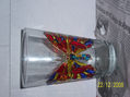 mariposa incrustada en vaso
