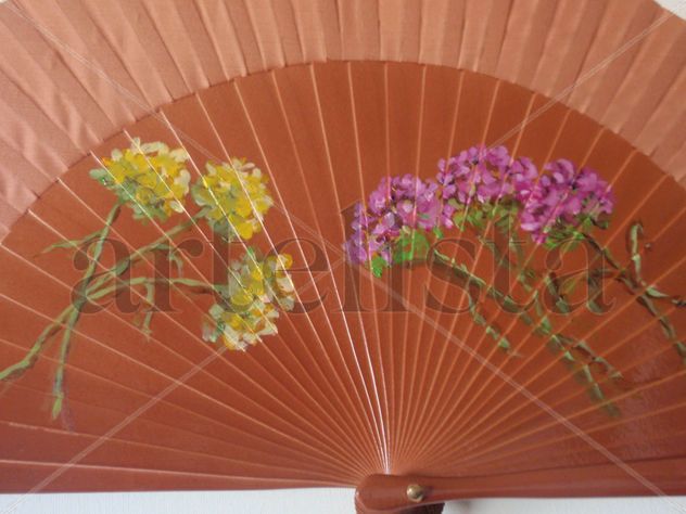 FLORES EN UN ABANICO