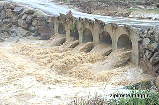 Un arroyo se desbordo en Casabermeja dejando aislados a 300 vecinos 