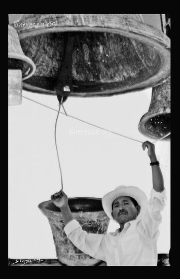 El Campanero Photojournalism and Documentary Black and White (Manual)