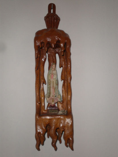 Gruta pequeña. Carving Figurative