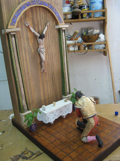 EN LA CAPILLA Pottery Figurative