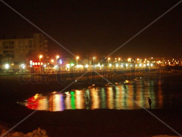 Luces de neón en playa La Mata