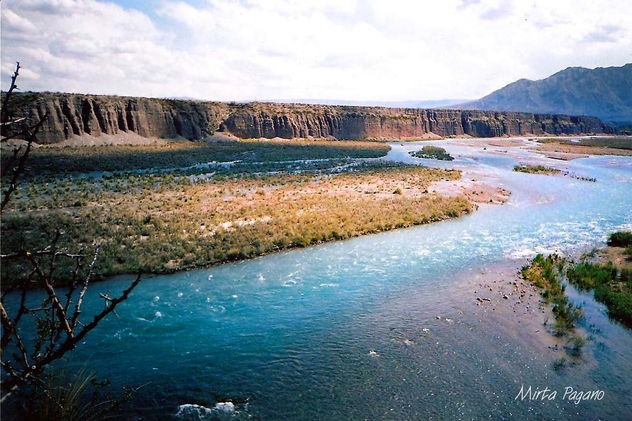 Río Mendoza en la zona e Luján de Cuyo