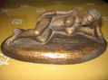 NUM. 9.431- ESCULTURA MUJER ACOSTADA.