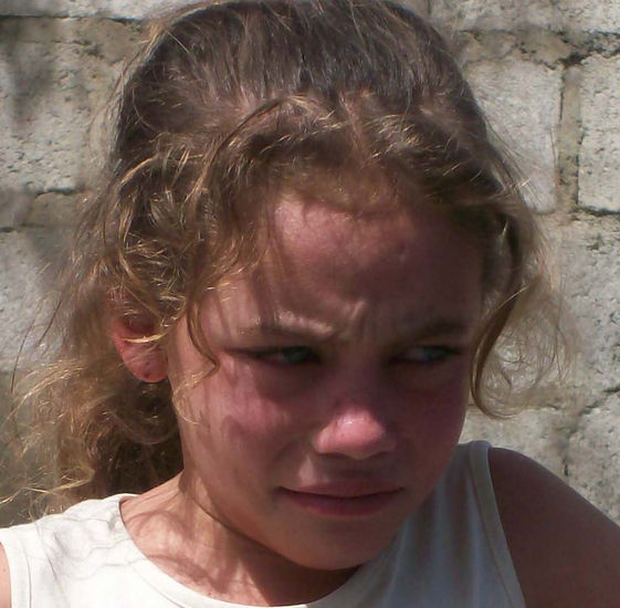 NIÑA LLORANDO 