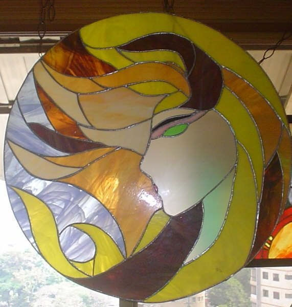 Perfil de mujer en vitral