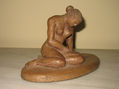 NUM. 9.447 - ESCUCLTURA MUJER SENTADA