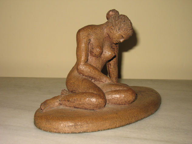 NUM. 9.447 - ESCUCLTURA MUJER SENTADA