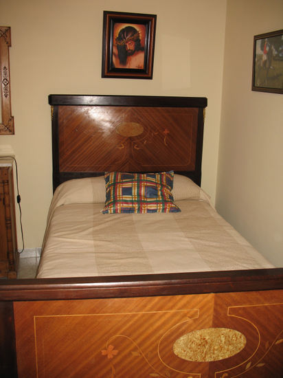 NUM. 9.464 - CAMA ANTIGUA CON CRISTO 