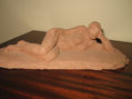 NUM. 9.467 - ESCULTURA MUJER ACOSTADA