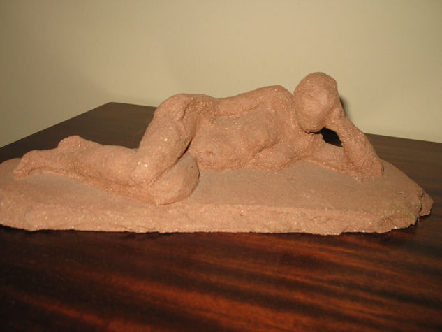 NUM. 9.467 - ESCULTURA MUJER ACOSTADA 