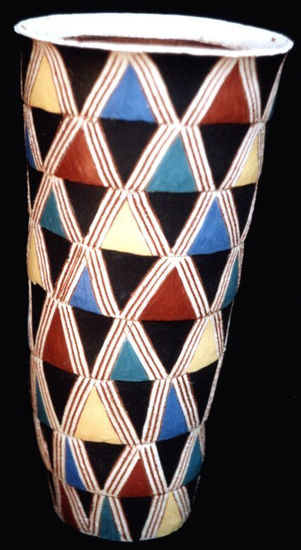 Vaso com figuras geométricas gravadas e multicoloridas. 