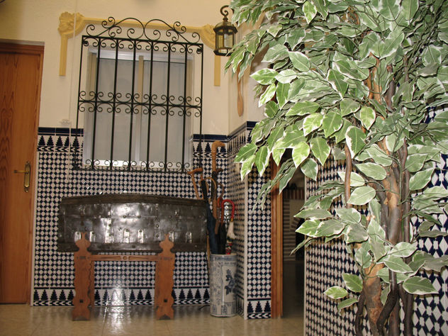 NUM. 9.468 - BAUL ANTIGUO Y BURRILLA TALLADA.