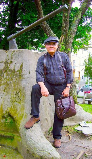 José Hermitanho en el Parque Los Fundadores ,frente al Monumento del   Hacha en Armenia,Colombia. Arquitectura e interiorismo Blanco y Negro (Digital)