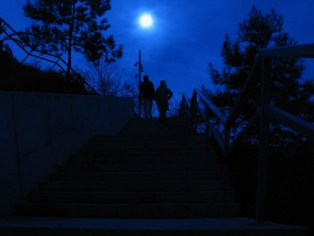 Montjuic, luna y pareja 