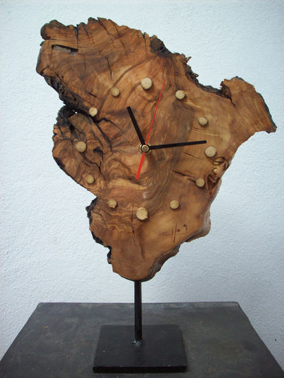 Reloj olivo. Wood Figurative