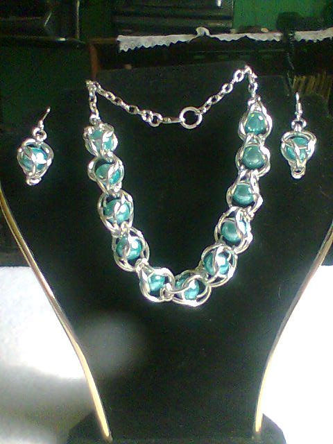 Collar tejido en argollas con perlas