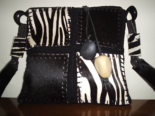 CARTERA CON CREMALLERA EN PIEL Y CROCHET 