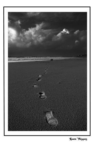 Pisadas al final del camino Nature Black and White (Digital)