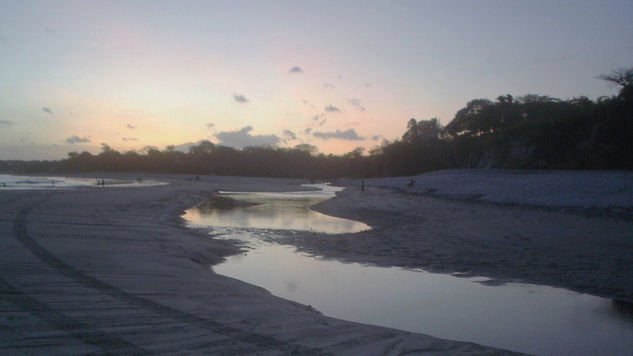 rio cerca del mar. 