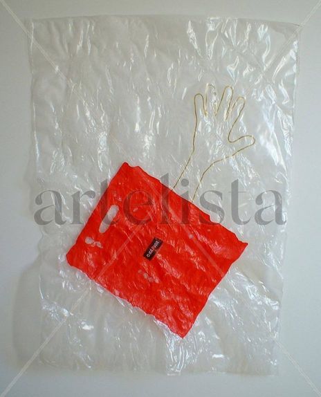Mano con bolsa roja
