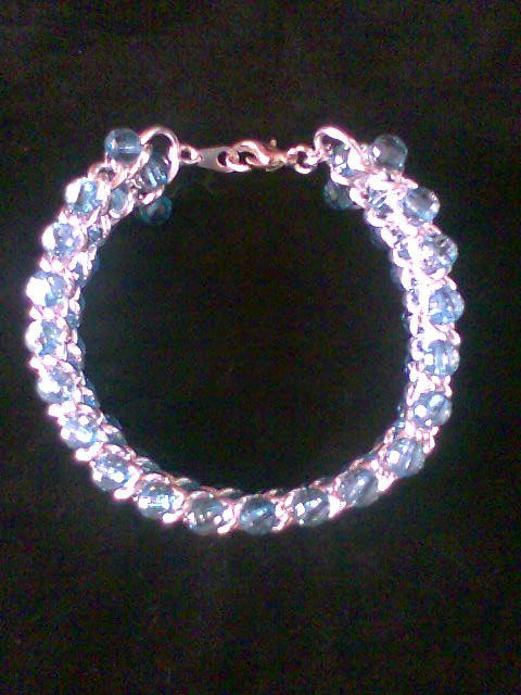 Pulsera tejida sobre cadenas