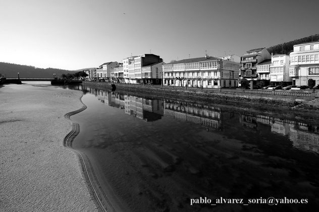 CEDEIRA: RÍO, ARENA, PUENTE Y REFLEJOS DE GALERIAS