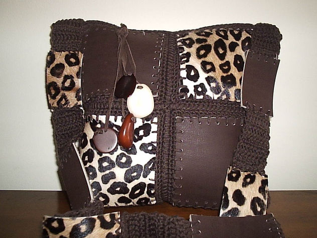 CARTERA CON CREMALLERA EN CUERO Y CROCHET