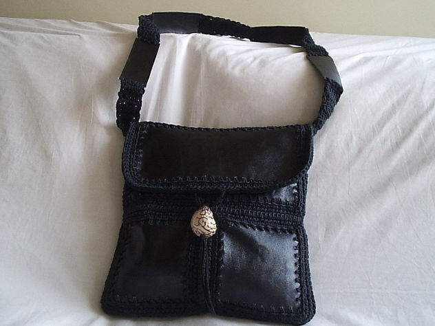 CARTERA TAPA EN CUERO Y CROCHET