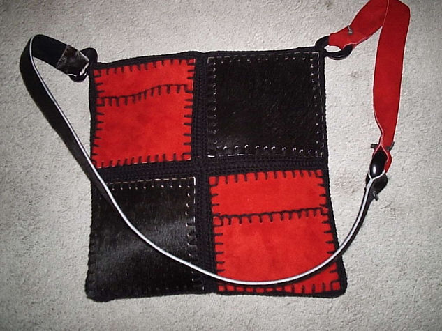 CARTERA EN CUERO- CROCHET BICOLOR 