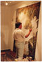 Saúl G. Pizano pintando sobre azulejo