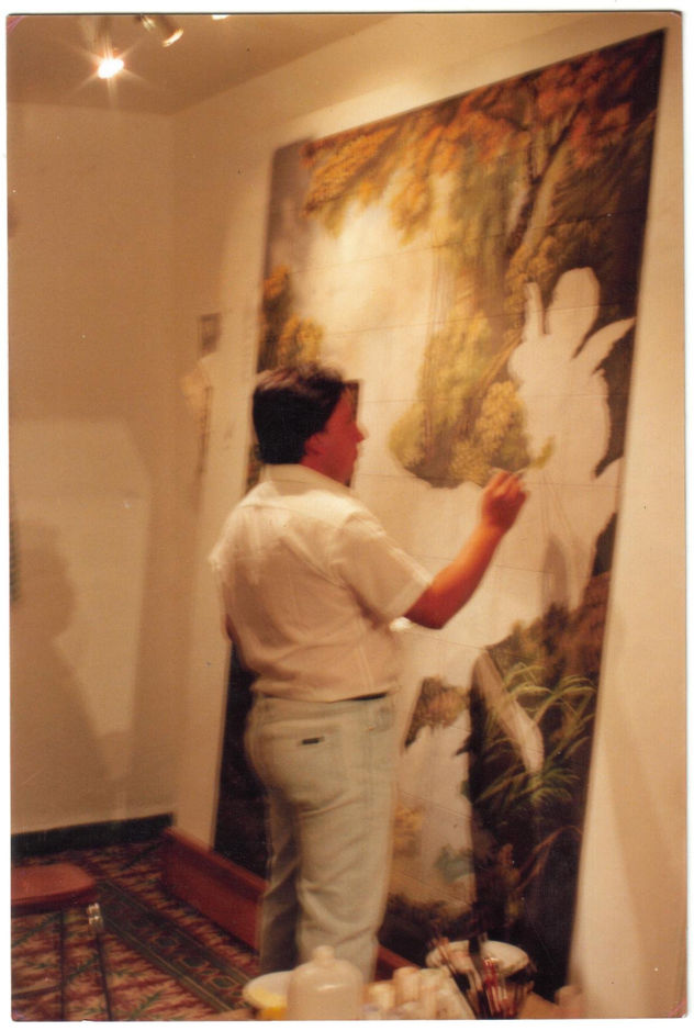 Saúl G. Pizano pintando sobre azulejo