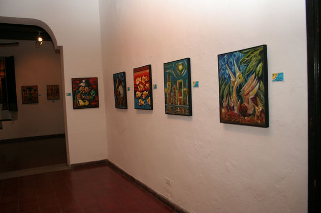 cuadros dentro del local antes de la exposicion