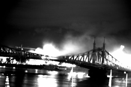 Puente en llamas