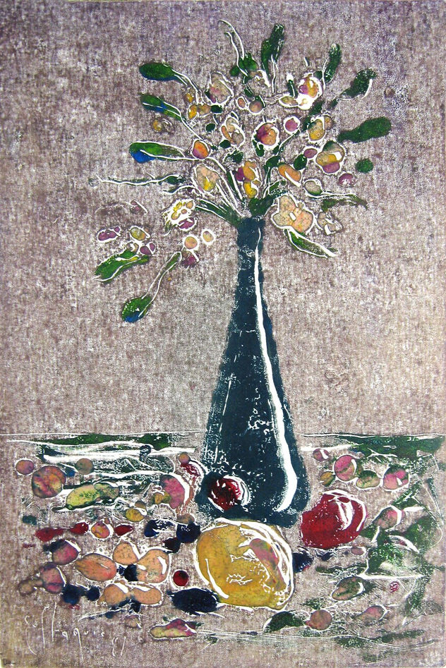 Flores en florero verde y fruta sobre la mesa
