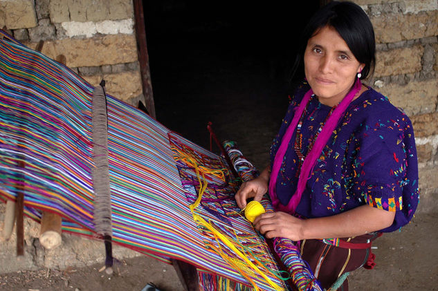 Mujer tejedora 