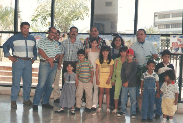 EL MAESTRO FREDDY G. PEÑA DURANTE EXPOSICION REALIZADA EN NIÑOS CANTORES TELEVISION EN EL AÑO 1.997. Arquitectura e interiorismo Color (Química)