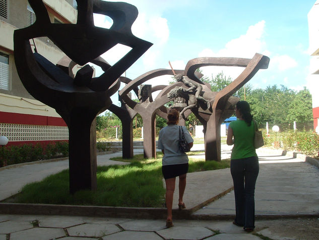 Proyecto Plaza Universidad de Holguin Mixed Figurative