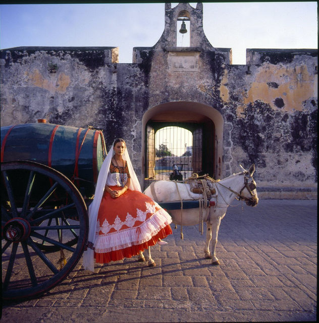 Campechana y carro de aguador en puerta de tierra.