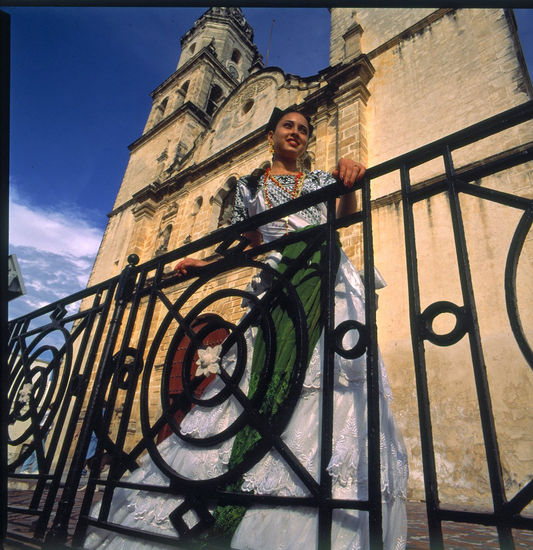 Alejandra en la catedral Portrait Color (Manual)